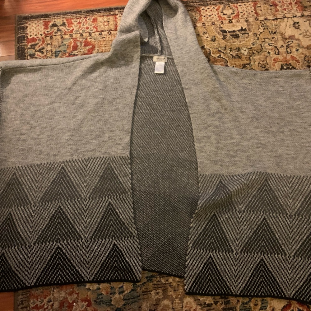 Shawl with triangle design